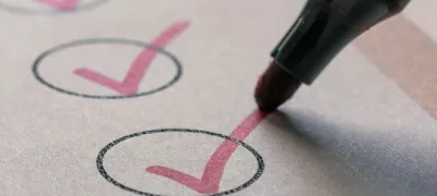 Uma checklist de tarefas compartilhada sendo assumida uma a uma — o tipo de lista de quem-faz-o-quê que o modelo Distribuir Tarefas do Whocan gerencia
